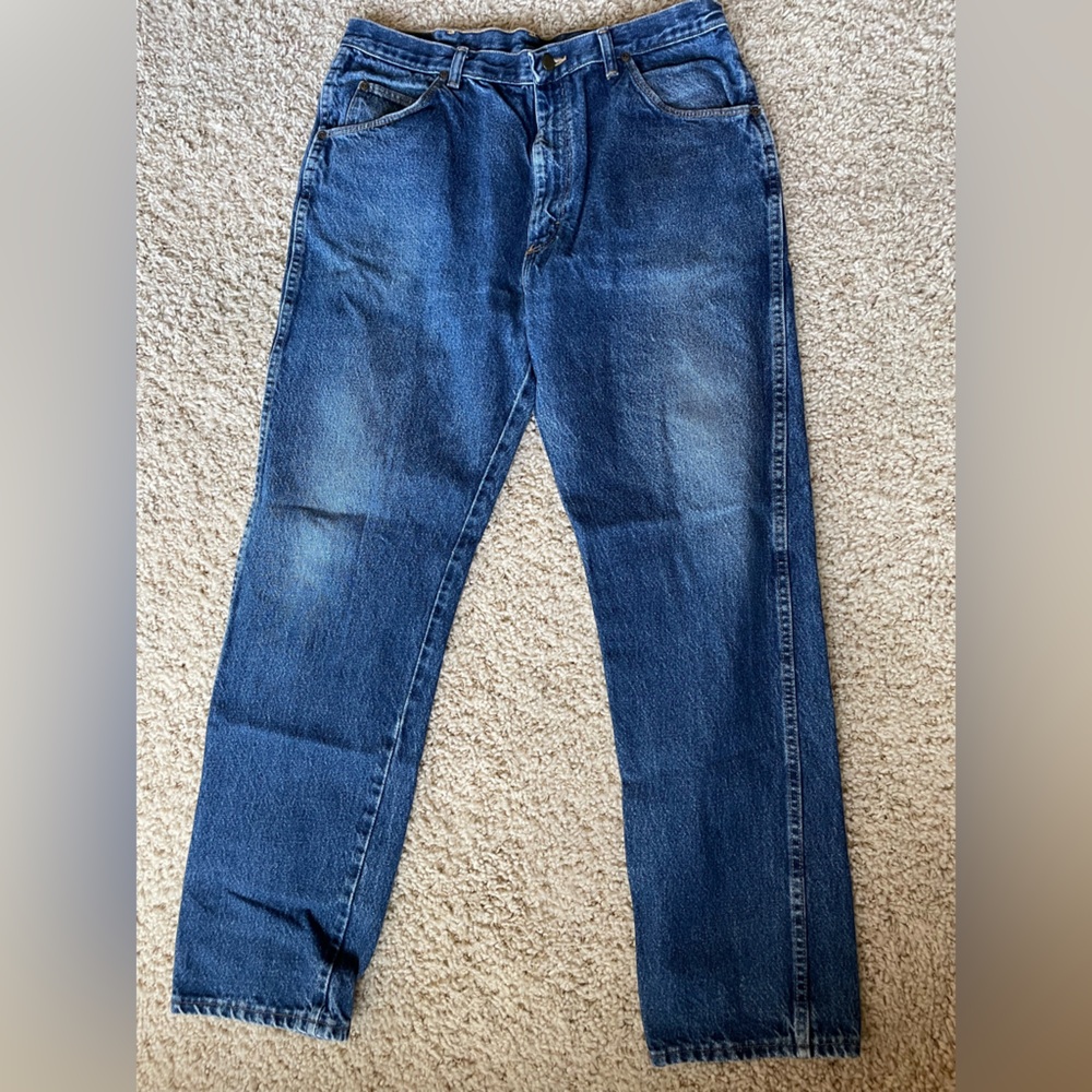 Men’s wrangler denim blue jeans size 38 x 32 - classic men’s blue jeans